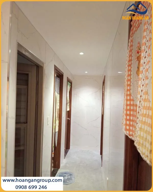Thi Công Ốp Tường Tấm PVC Nhựa Giả Đá Chắc Chắn Cho Không Gian